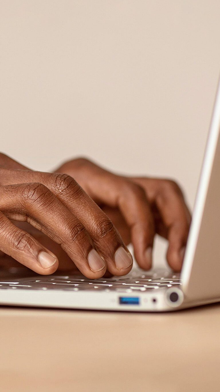 mackbook-hands-afro-vert